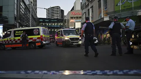 Hombre mata a 6 personas a puñaladas en centro comercial; termina abatido