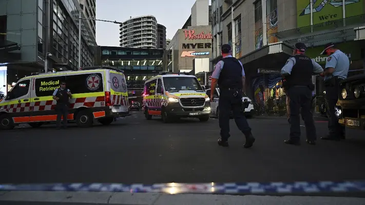 Hombre mata a 6 personas a puñaladas en centro comercial; termina abatido