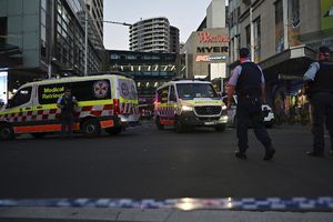 Hombre mata a 6 personas a puñaladas en centro comercial; termina abatido