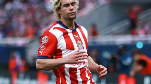 Cade Cowell se fue abucheado por la afición de Chivas tras salir de cambio