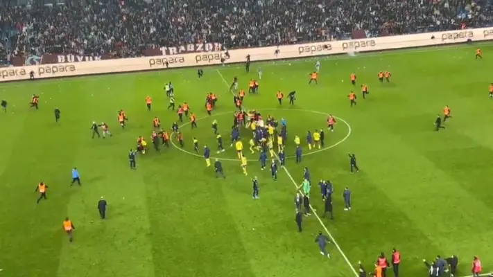 ¡Lamentables actos de violencia! Jugadores de Fenerbahçe pelean contra fanáticos de Trabzonspor