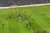 ¡Lamentables actos de violencia! Jugadores de Fenerbahçe pelean contra fanáticos de Trabzonspor