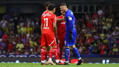Tiago Volpi y Maxi Araujo se hacen de empujones en pleno juego contra América