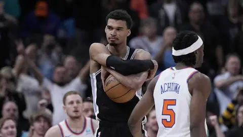 NBA multa a Wembanyama por lanzar balón a las gradas mientras festejaba