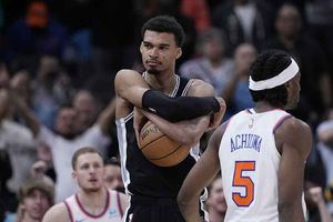 NBA multa a Wembanyama por lanzar balón a las gradas mientras festejaba