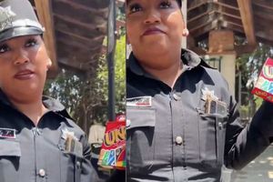 Policías de Toluca intentan detener a jóvenes por jugar 'UNO' en la vía pública