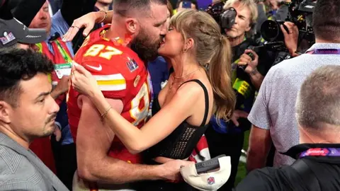 Travis Kelce viajó en vuelo privado a Australia para estar con Taylor Swift