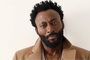 ¿Quién es Babs Olusanmokun, a quien Eiza González ignoró en la alfombra roja?