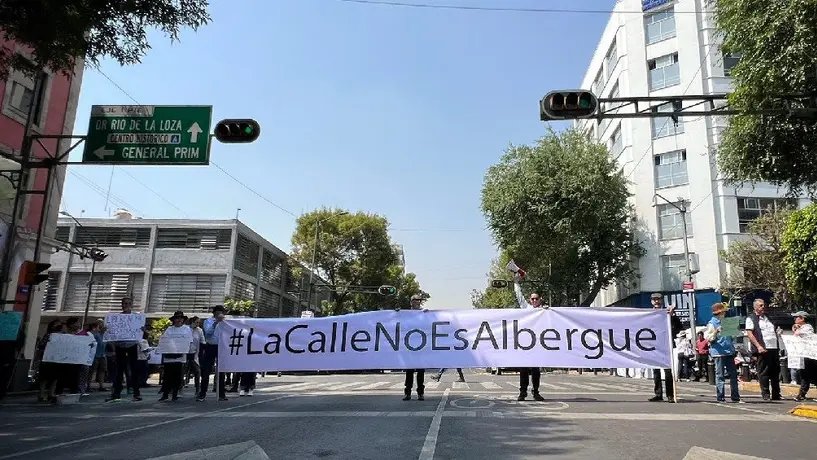 Habitantes de la colonia Juárez arman bloqueo para exigir reubicar a migrantes de su zona