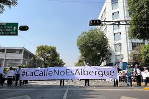 Habitantes de la colonia Juárez arman bloqueo para exigir reubicar a migrantes de su zona