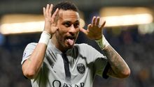 Video: Neymar encestó tiro de tres puntos tras disparo con el pie derecho