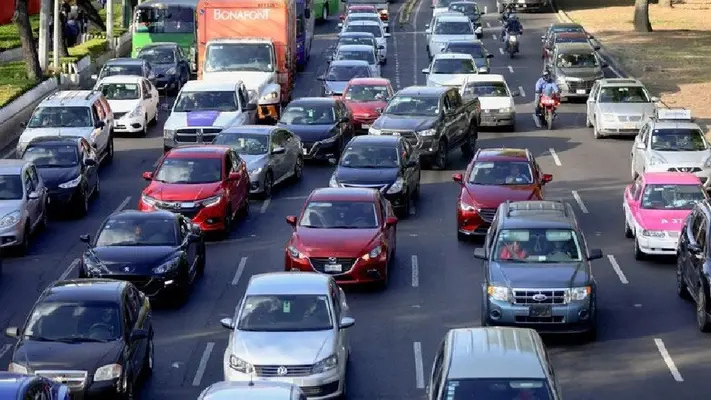 ¡Evita multas! Estos autos no circulan este jueves 25 de abril