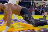 Luchador canadiense se burla de la bandera de Tigres en plena función