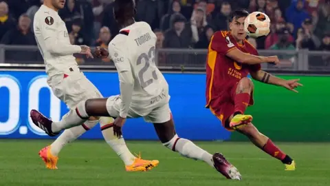 AC Milan no pudo remontar con un hombre más y Roma avanzó en Europa League