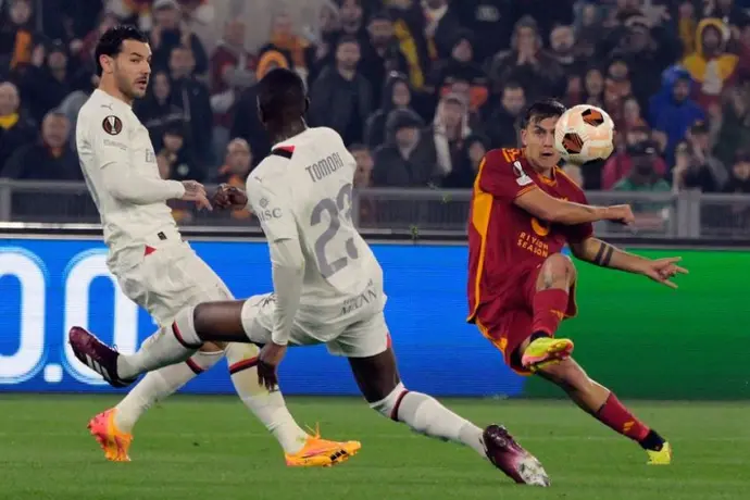 AC Milan no pudo remontar con un hombre más y Roma avanzó en Europa League