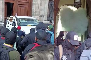 Normalistas de Ayotzinapa dan portazo a Palacio Nacional con AMLO al interior