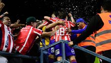 Euforia en el Alfonso Lastras: Jugadores de San Luis festejan gol en las gradas con la afición