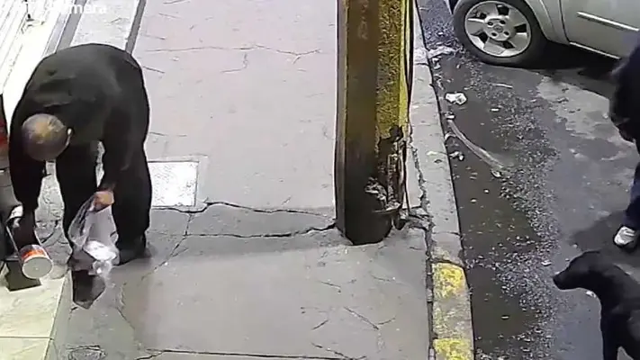 ¡Qué perro coraje! Hombre roba croquetas de lomito callejero en Texcoco