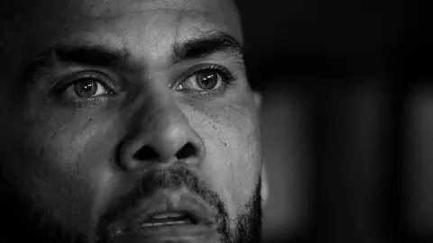 Dani Alves no ha pagado la fianza para su libertad, podría pasar más días en prisión
