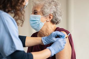 Vacunas para adultos mayores; entérate cuáles deben ponerse