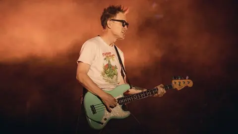 Mark Hoppus, de Blink-182, se burla de Francia durante su show en Argentina