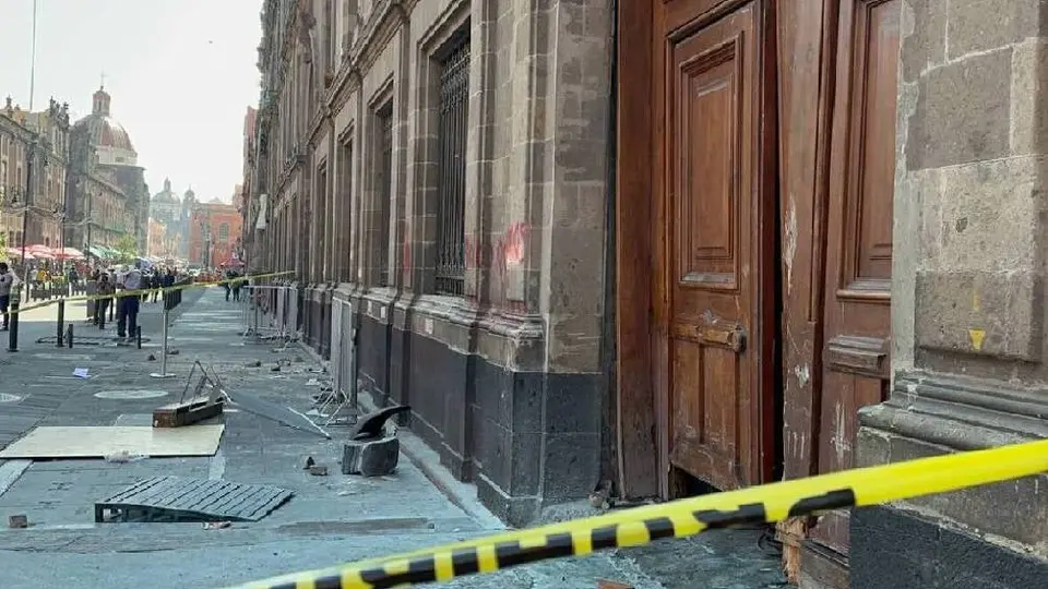 ¿Cuánto costará arreglar la puerta destrozada del Palacio Nacional? Aquí te decimos