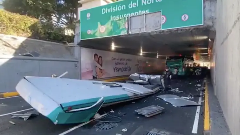 Camión de turistas 'atorado' en el Viaducto, deja 14 heridos