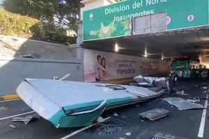 Camión de turistas 'atorado' en el Viaducto, deja 14 heridos