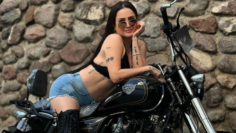 Celia Lora batalla con las modelos para posar provocativamente frente a la cámara
