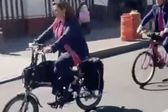 Xóchitl Gálvez llega al INE en bicicleta para registrar su candidatura a la Presidencia de México