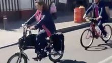 Xóchitl Gálvez llega al INE en bicicleta para registrar su candidatura a la Presidencia de México
