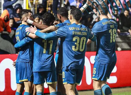 Jorge Sánchez dio asistencia en victoria por goleada 3-0 de Porto ante Portimonense