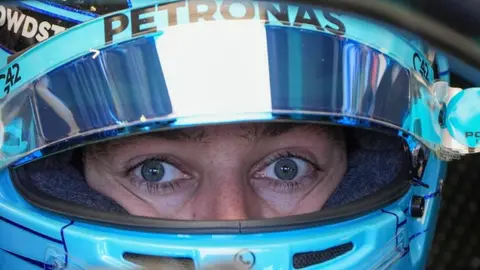 George Russell calificó de "extraño" su choque en la batalla con Fernando Alonso