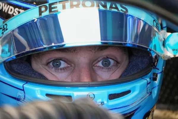 George Russell calificó de "extraño" su choque en la batalla con Fernando Alonso