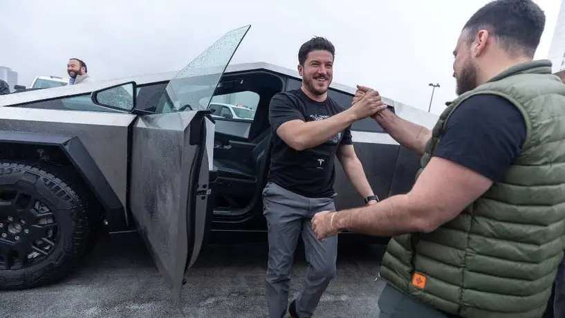 ¿Cuánto cuesta la camioneta Cybertruck de Tesla que presume manejar Samuel García?