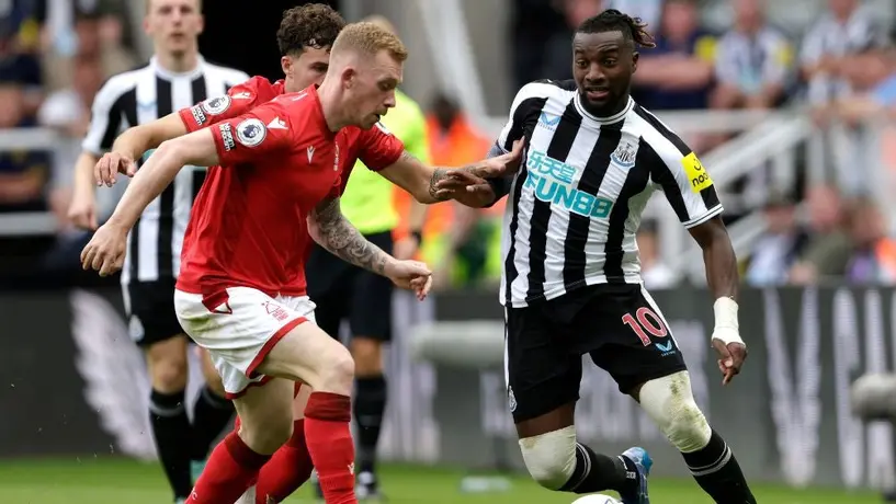VIDEO: Jugador del Newcastle regaló reloj a un aficionado