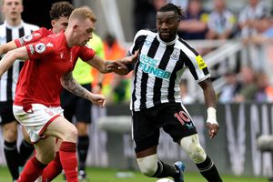 VIDEO: Jugador del Newcastle regaló reloj a un aficionado