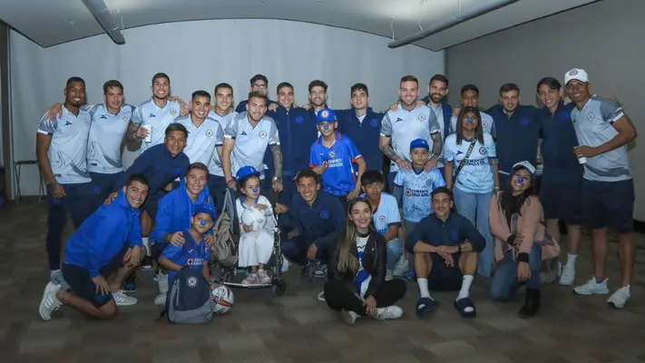 Cruz Azul cumple el sueño de 'Gerita', jugadores y cuerpo técnico conviven con niños con cáncer
