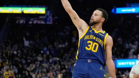 NBA: Stephen Curry realiza tiro imposible desde la entrada al túnel del vestuario