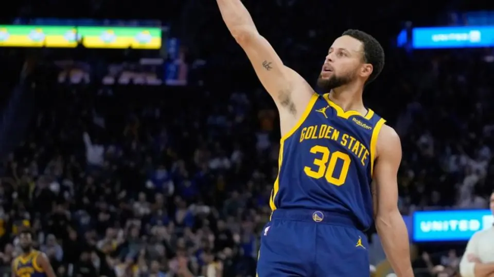 NBA: Stephen Curry realiza tiro imposible desde la entrada al túnel del vestuario