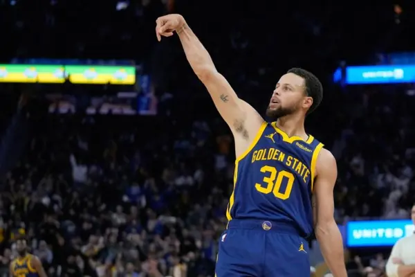 NBA: Stephen Curry realiza tiro imposible desde la entrada al túnel del vestuario