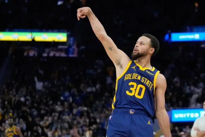 NBA: Stephen Curry realiza tiro imposible desde la entrada al túnel del vestuario