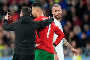 Fan invade cancha para tomarse foto con Cristiano Ronaldo y le da un beso