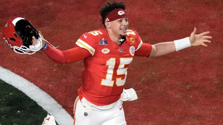 Patrick Mahomes se une al club legendario de Larry Bird tras el triunfo en el Super Bowl