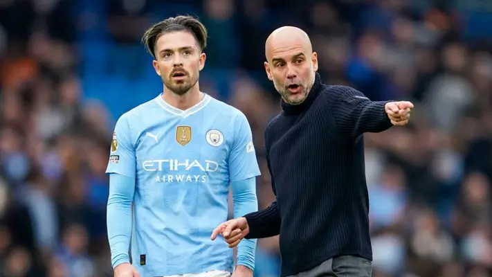 ¡Molesto! Pep Guardiola da tremendo regaño a Jack Grealish en el campo tras empate ante Arsenal