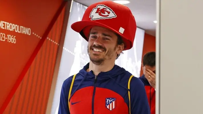 ¡Homenaje a los campeones! Griezmann presume 'exótica' gorra de los Chiefs