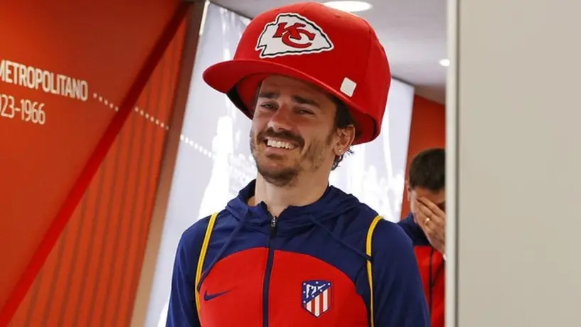 ¡Homenaje a los campeones! Griezmann presume 'exótica' gorra de los Chiefs