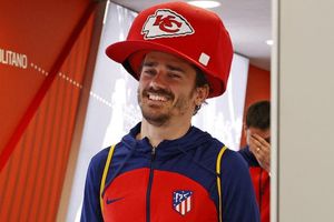 ¡Homenaje a los campeones! Griezmann presume 'exótica' gorra de los Chiefs