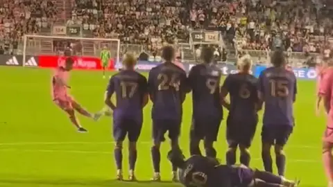 'Te pegó Messi, no pasa nada': Aficionado reacciona al balonazo del argentino a una niña