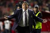 Miguel Herrera 'se encara' con aficionado de Xolos en pleno partido